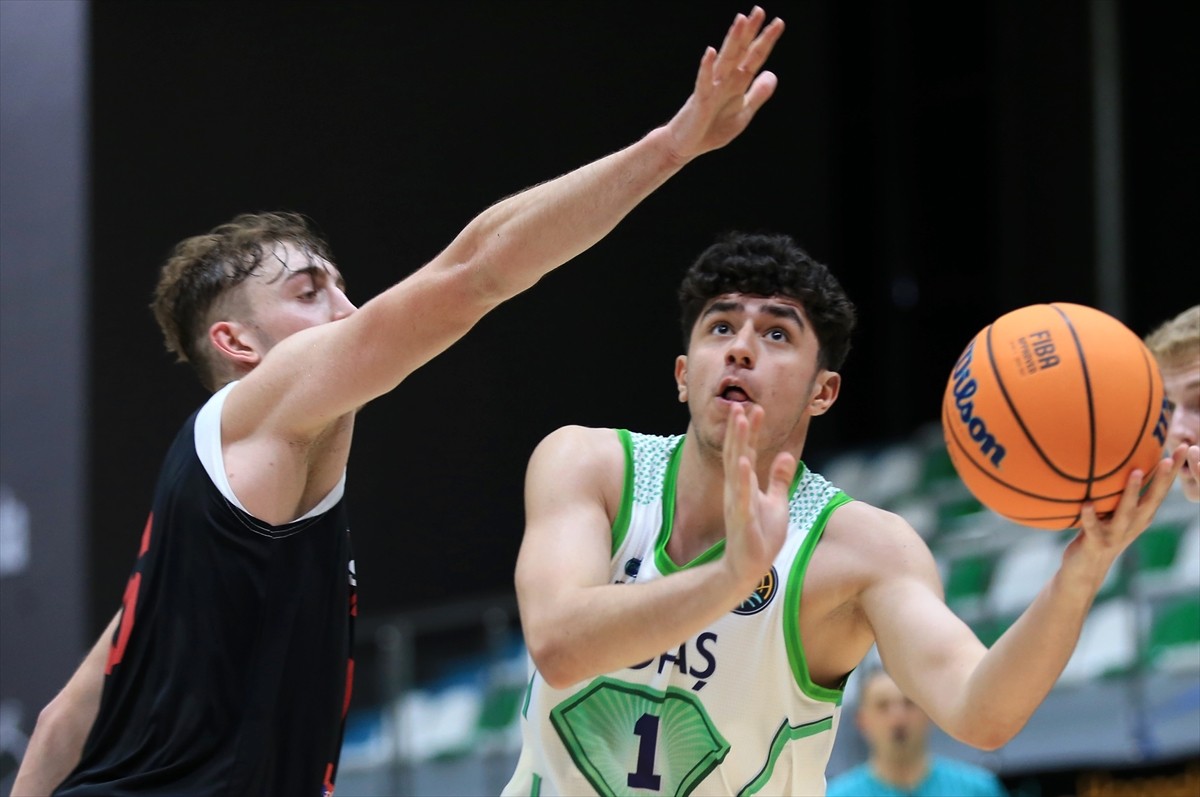 Manisa'nın ev sahipliğinde düzenlenen Gençler Basketbol Şampiyonlar Liginde grup maçları...