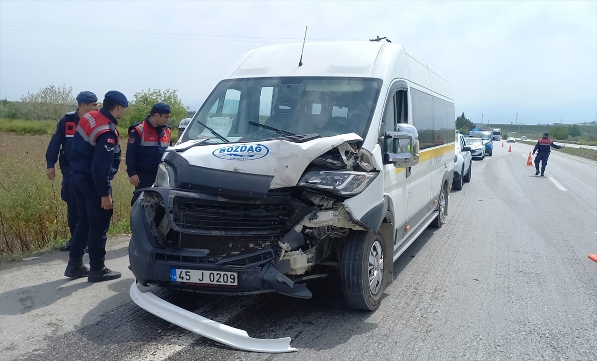 Manisa'nın Şehzadeler ilçesinde, okul gezisinden dönen 2 öğrenci servisinin karıştığı kazada 9...