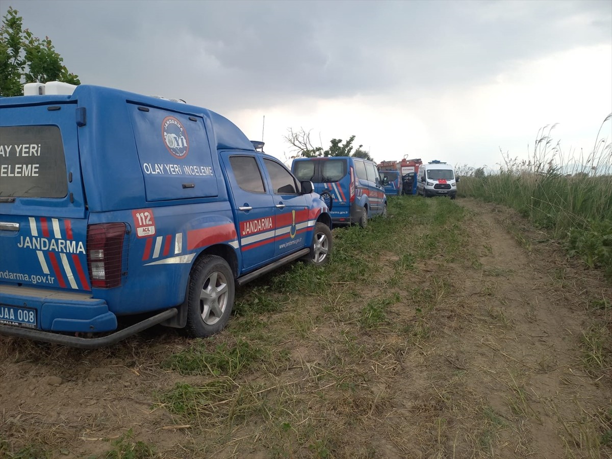 Manisa'nın Şehzadeler ilçesinde şarampole devrilen traktörün sürücüsü hayatını kaybetti.