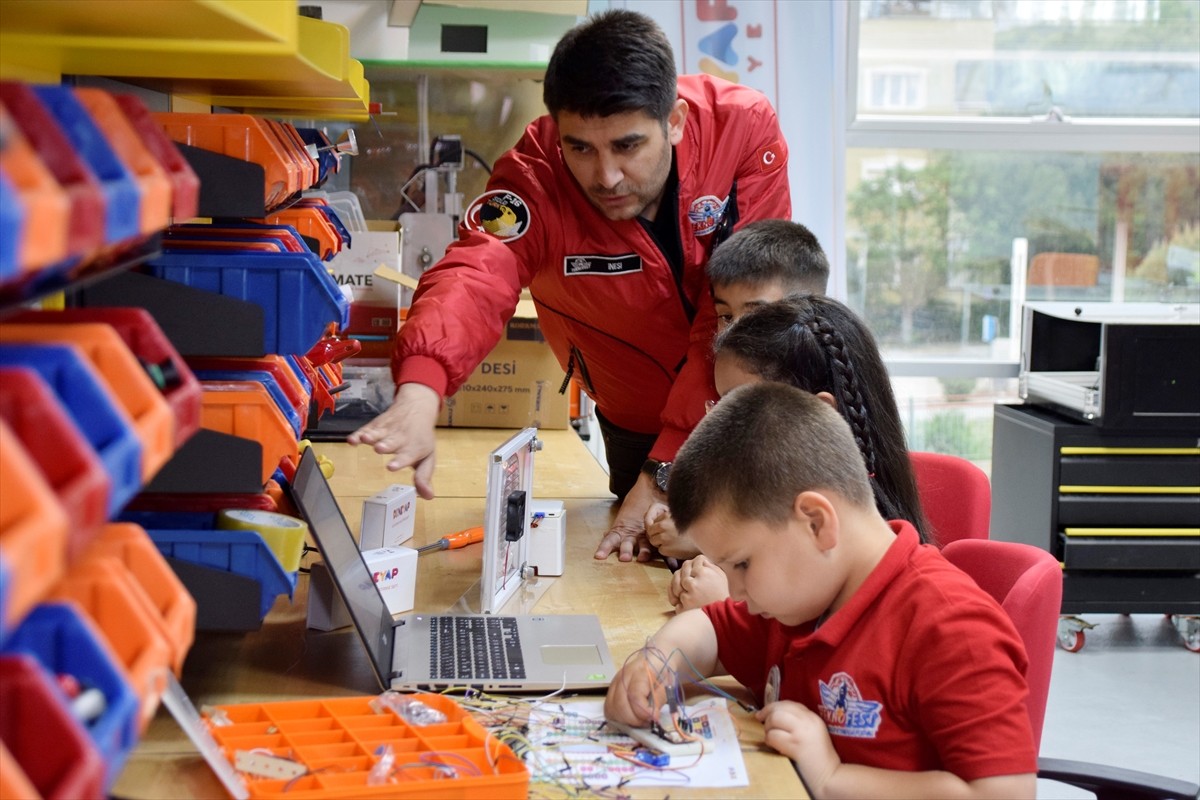Manisa'nın Turgutlu ilçesinde 7 yaşındaki Gökalp Sayan ve Yağız Alp İnesi ile 10 yaşındaki Gülse...
