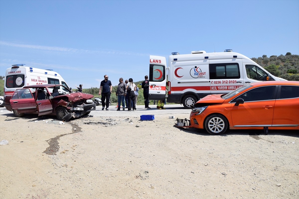 Manisa'nın Turgutlu ilçesinde iki otomobilin çarpıştığı kazada biri çocuk 4 kişi yaralandı. Kaza...