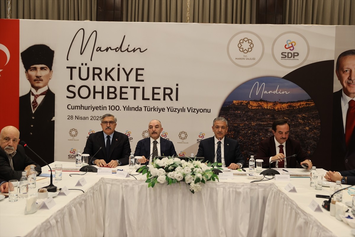 Mardin'de "Cumhuriyet'in 100. yılında Türkiye Yüzyılı" vizyonu kapsamında "Türkiye Sohbetleri"...