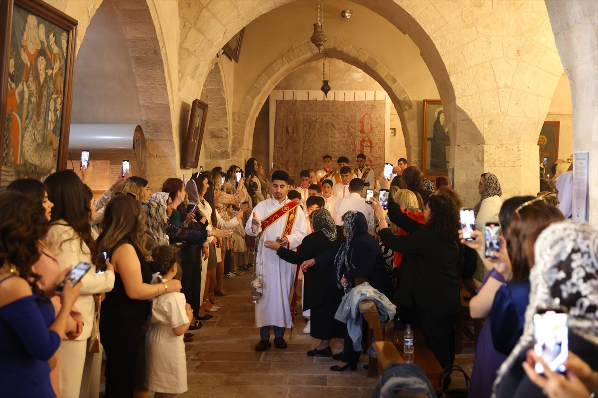 Mardin'de yaşayan Süryaniler, Paskalya Bayramı'nı tarihi Kırklar Kilisesi'nde gerçekleştirilen...