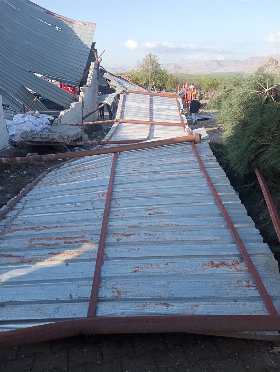 Mardin'in Derik ilçesinde hortum ve şiddetli rüzgar nedeniyle depo, bazı elektrik direkleri, 7...