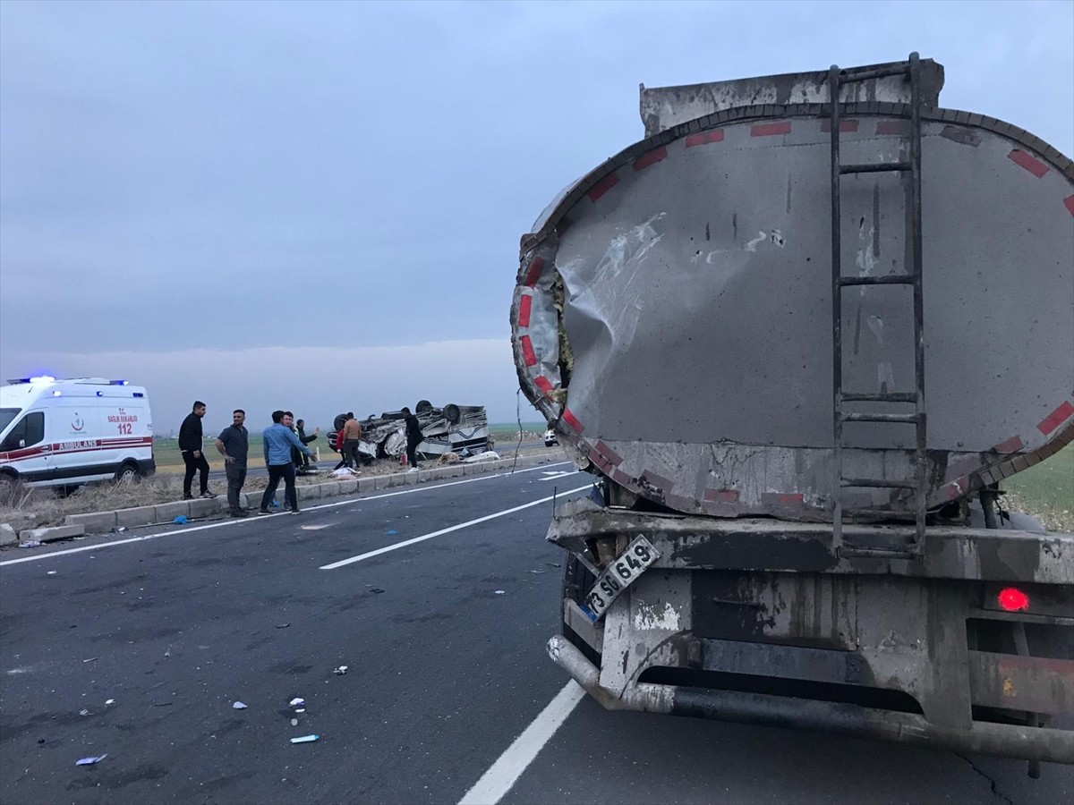 Mardin'in Nusaybin ilçesinde meydana gelen trafik kazasında, bir çocuk öldü, anne ve baba...