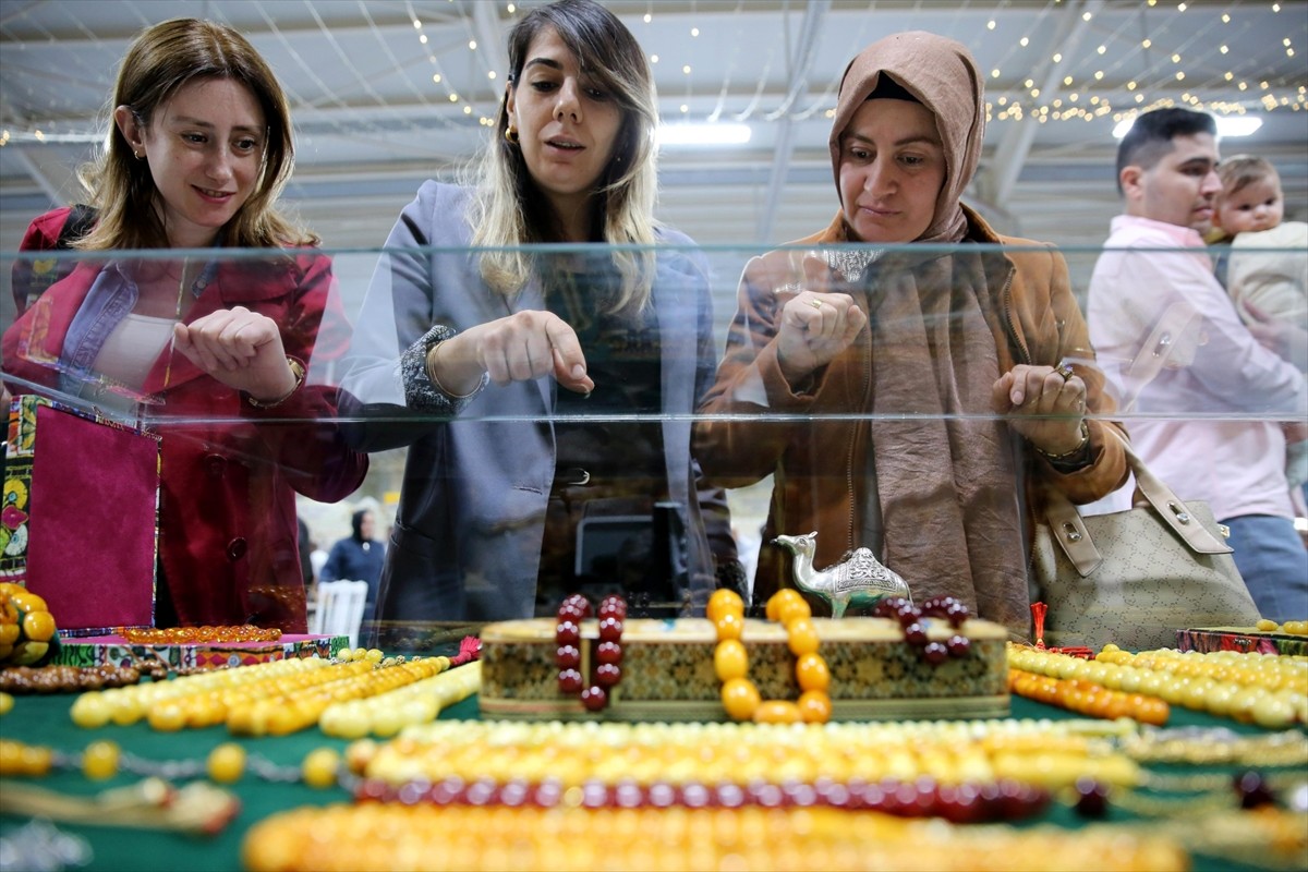  Mardin Büyükşehir Belediyesince düzenlenen "Tespih Fuarı" kapılarını açtı. Vatandaşlar fuara...