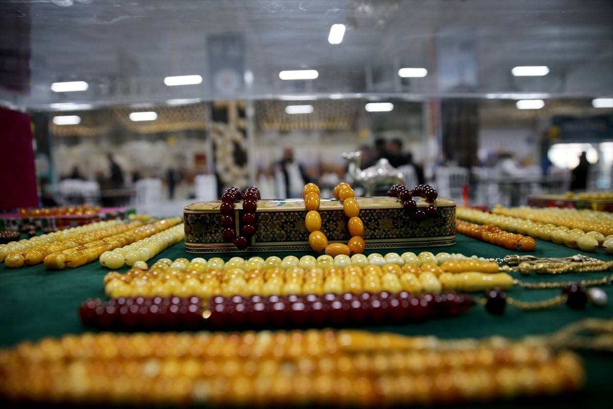  Mardin Büyükşehir Belediyesince düzenlenen "Tespih Fuarı" kapılarını açtı. Vatandaşlar fuara...