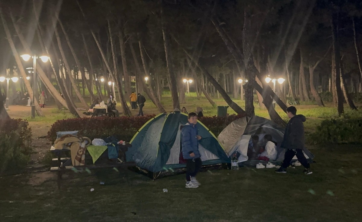 Marmara Denizi Büyükçekmece açıklarında meydana gelen 4,3 büyüklüğündeki artçı sarsıntı sonrası...