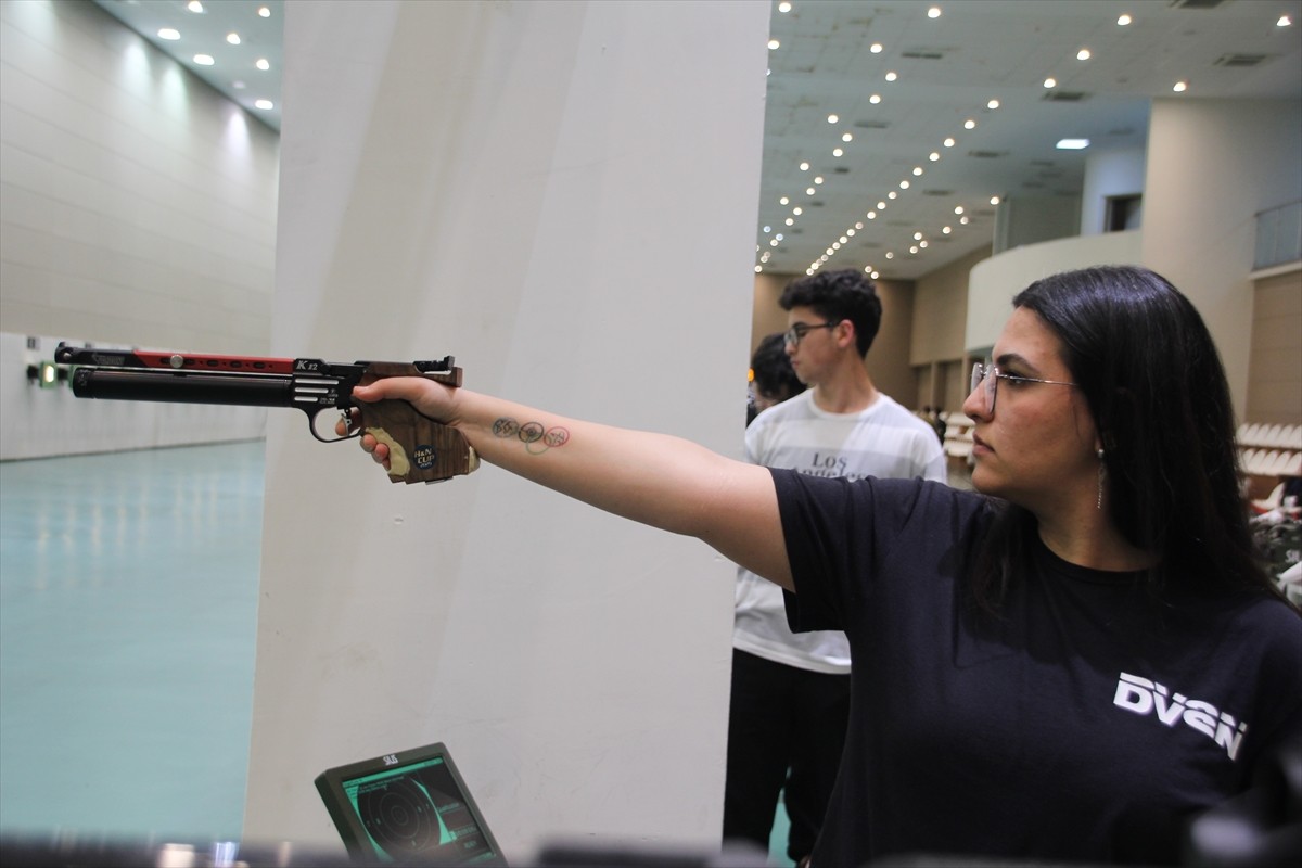 Mersin'de adlarını taşıyan tesiste düzenlenen Havalı Silahlar Türkiye Şampiyonası'na katılan milli...