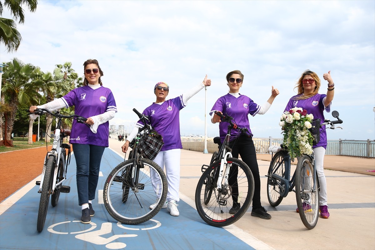 Mersin'de bisiklet ve müzik topluluğu kuran kadınlar, pedal çevirerek beden, enstrüman çalarak ruh...