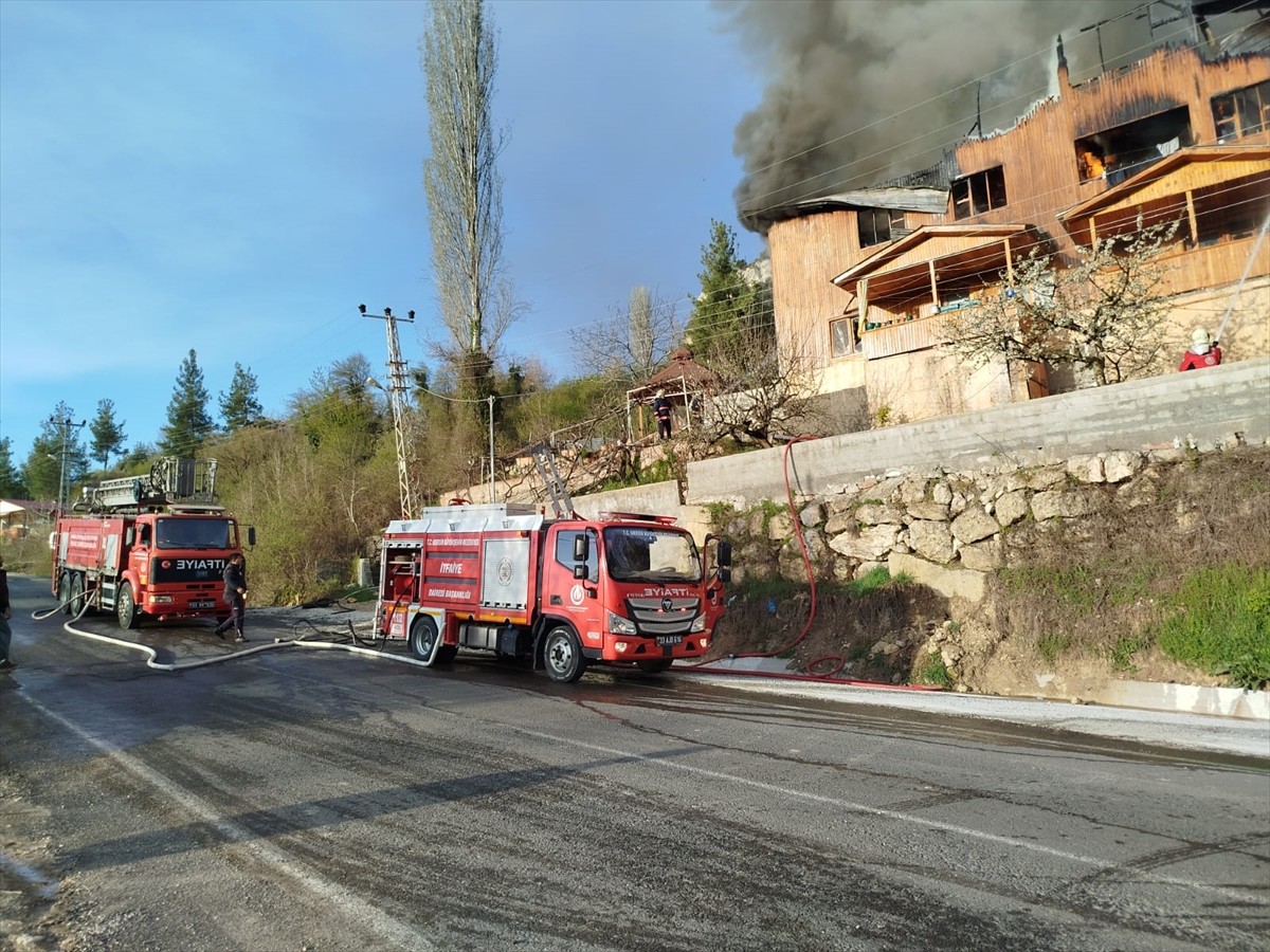 Mersin'de Çamlıyayla ilçesinde yangın çıkan ahşap evde dumandan etkilenen 1 kişi hastaneye...