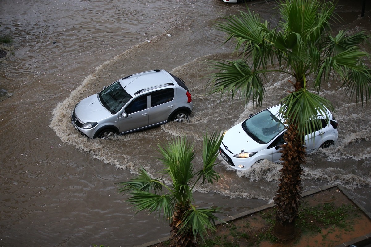 Mersin'de sabah saatlerinde etkili olan sağanak nedeniyle araç sürücüleri trafikte ilerlemekte...