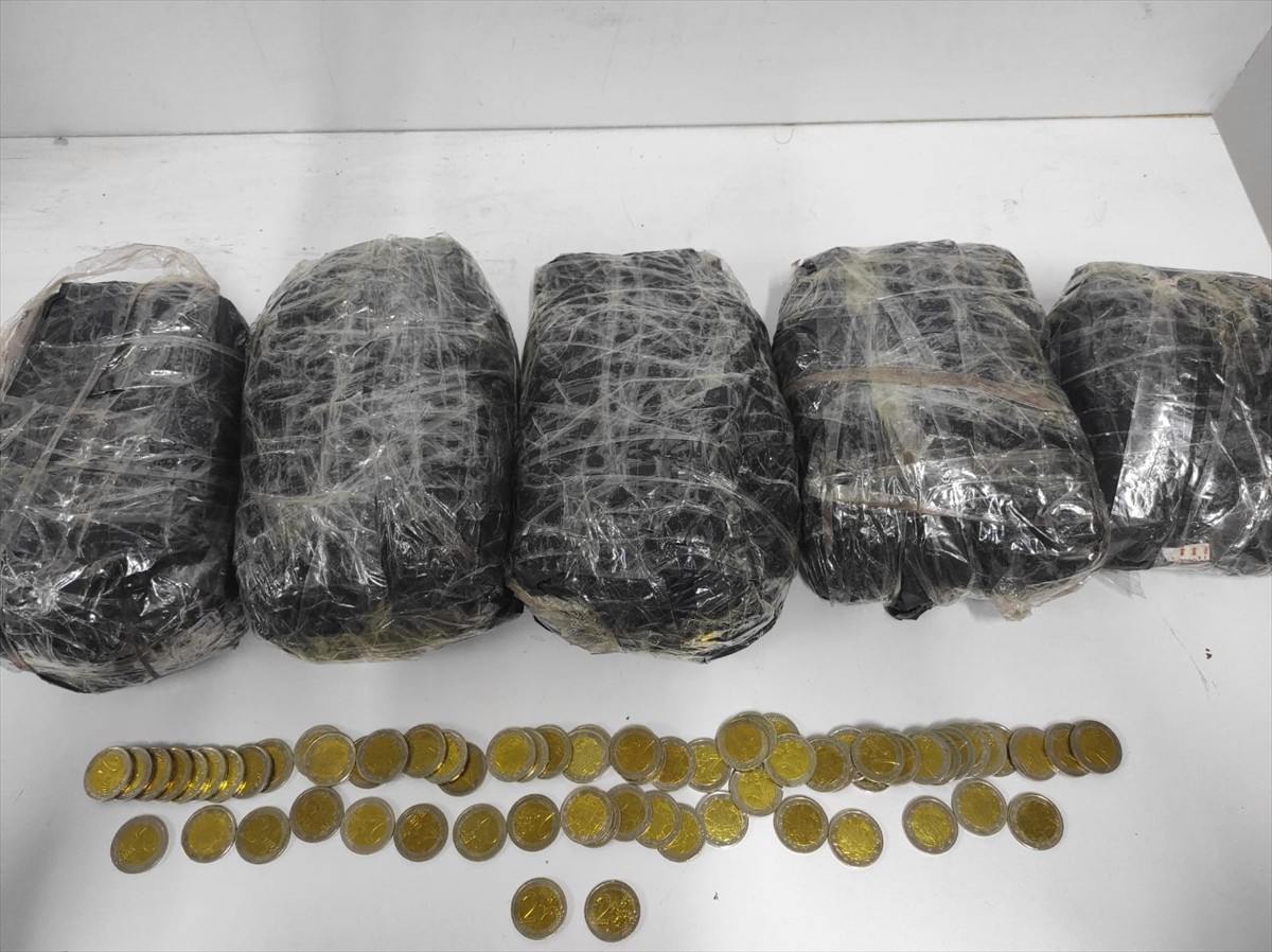 Mersin'de sahte para operasyonunda 5 şüpheli gözaltına alındı. Operasyonda 5 bin sahte madeni 2...