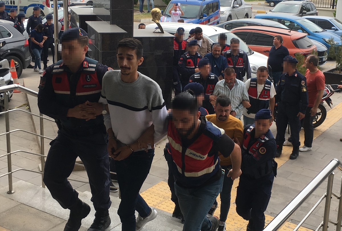Mersin'in Erdemli ilçesinde uyuşturucu operasyonunda gözaltına alınan 19 şüpheliden 15'i...