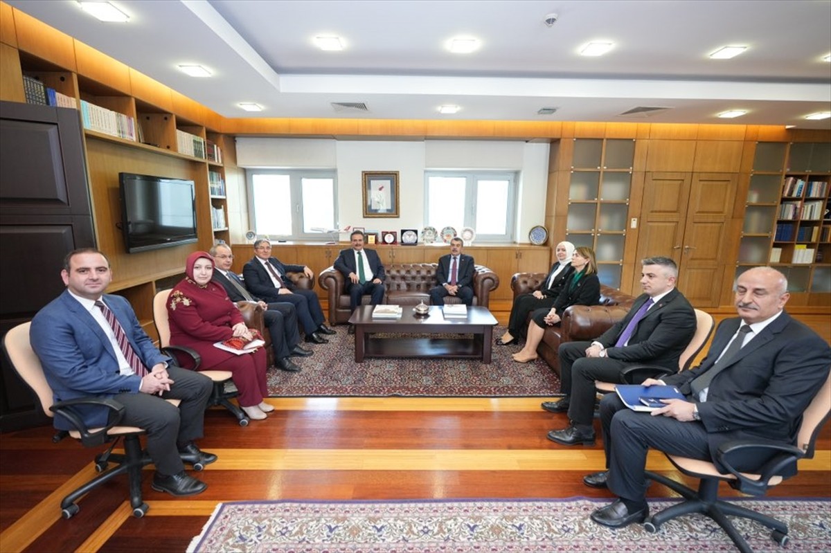 Milli Eğitim Bakanı Yusuf Tekin (sağ 5), Türkmenistan'da Türkiye'nin Aşkabat Büyükelçisi Ahmet...