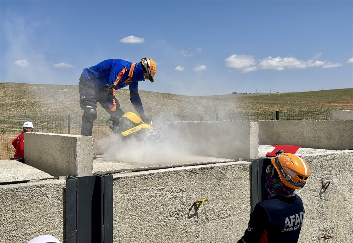 Milli Eğitim Bakanlığı (MEB) Arama ve Kurtarma Biriminin (AKUB), Kırşehir ekibi tarafından deprem...