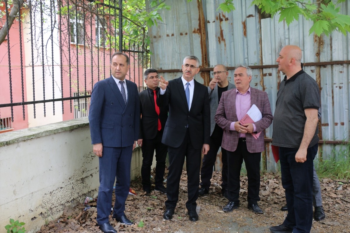 Milli Eğitim Bakanlığı yöneticileri, Marmara Denizi'nde Silivri açıklarında meydana gelen 6,2...