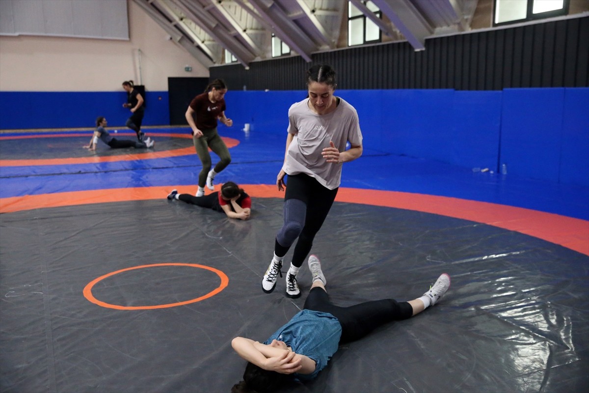 Milli güreşçi kardeşinin teşvikiyle güreşe başlayan Bediha Gün, Avrupa Şampiyonası'nda altın...