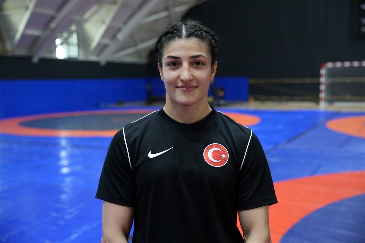 Milli güreşçiler Elvira Süleyman Kamaloğlu (fotoğrafta) ve Tuba Demir, Slovakya'da yapılacak...