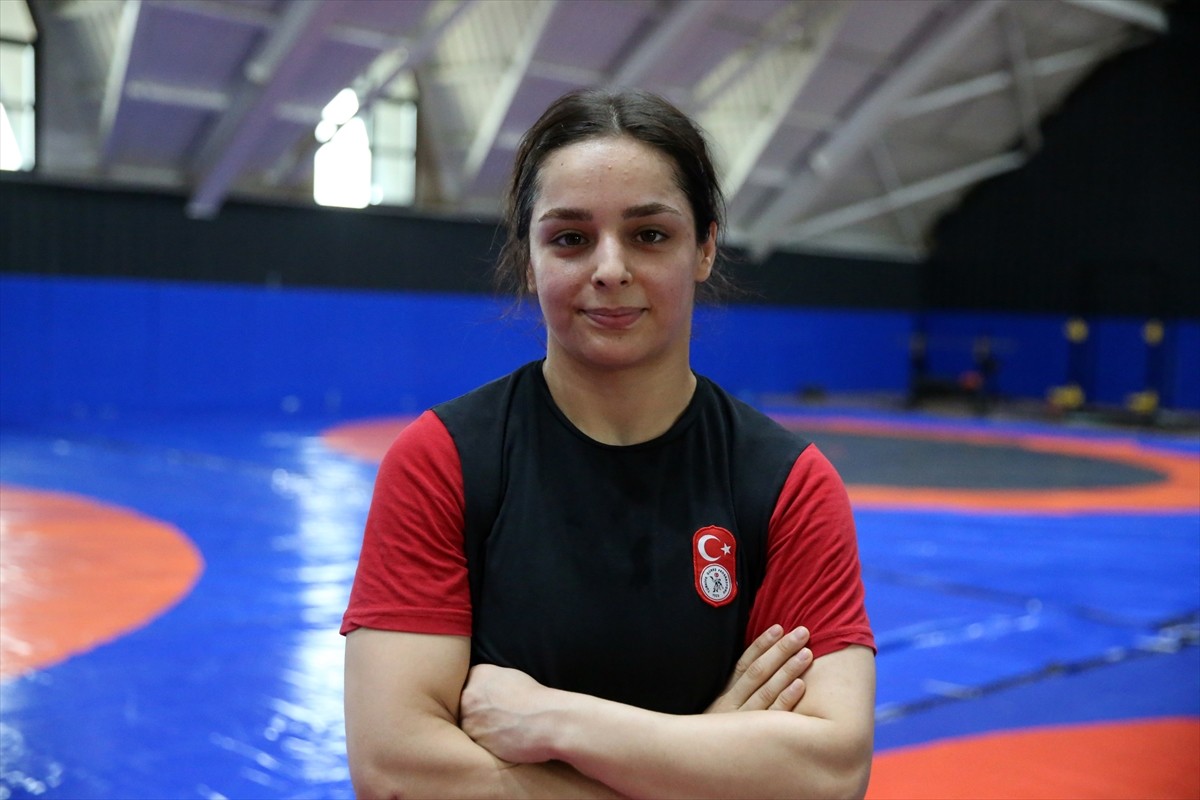 Milli güreşçiler Elvira Süleyman Kamaloğlu (fotoğrafta) ve Tuba Demir, Slovakya'da yapılacak...