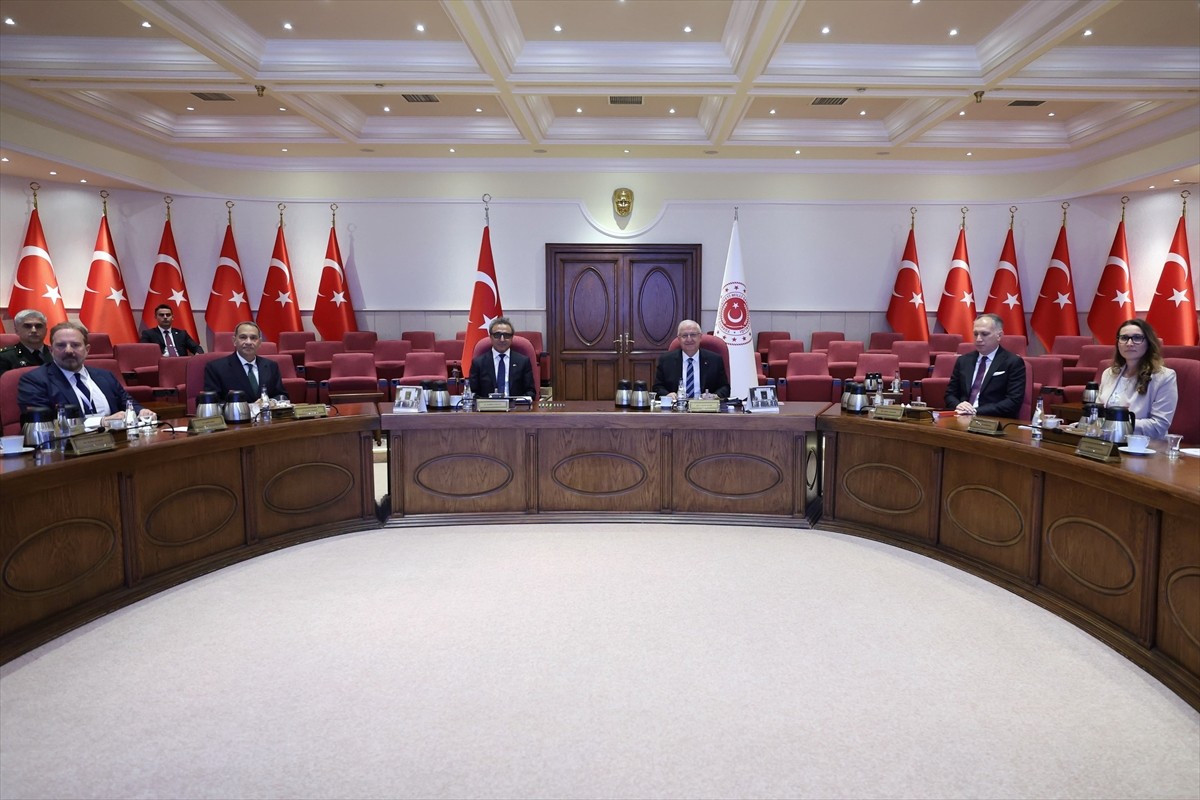 Milli Savunma Bakanı Yaşar Güler, ABD Ticaret Odası Başkan Yardımcısı Khush Choksy'i ve...