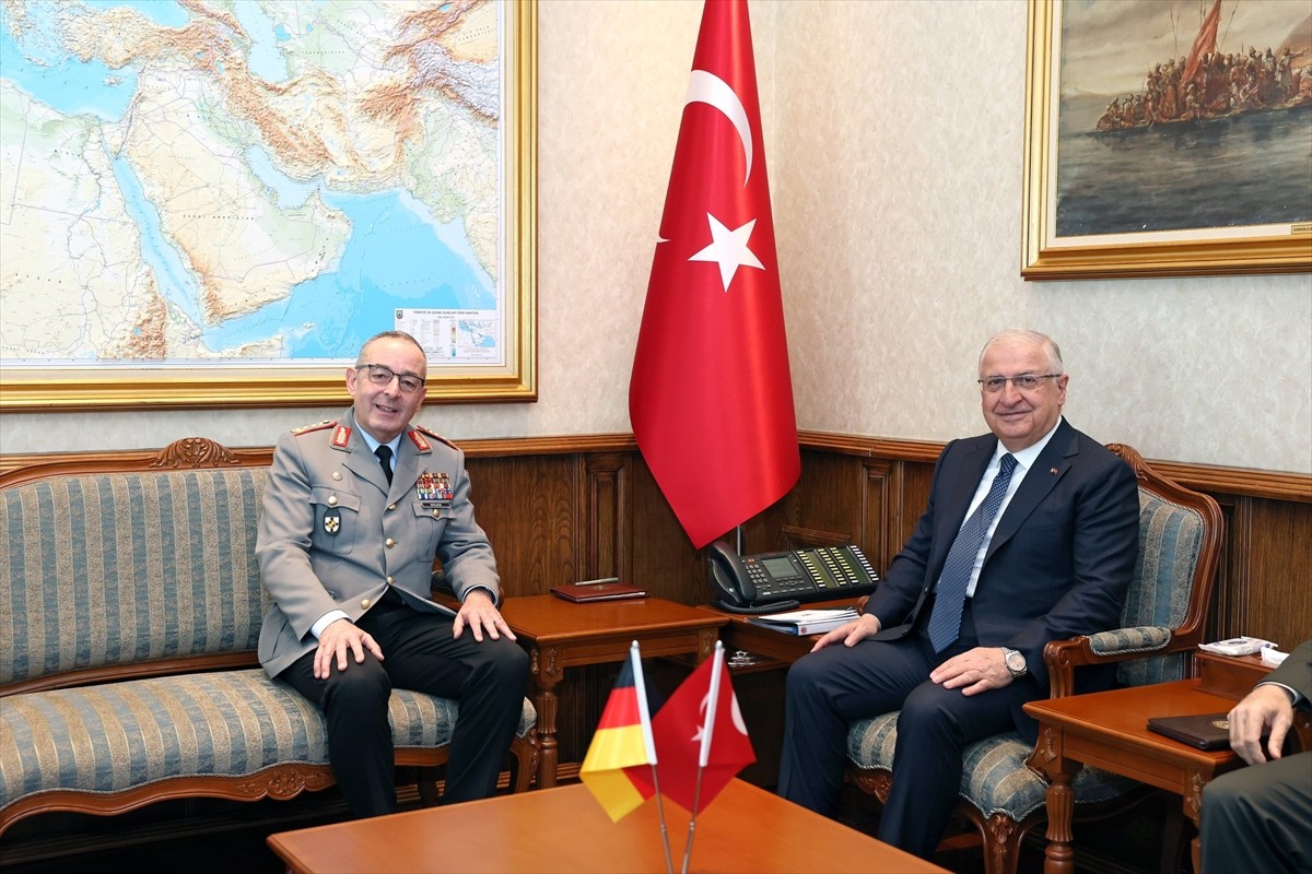 Milli Savunma Bakanı Yaşar Güler (ortada), Almanya Genelkurmay Başkanı Orgeneral Carsten Breuer'i...