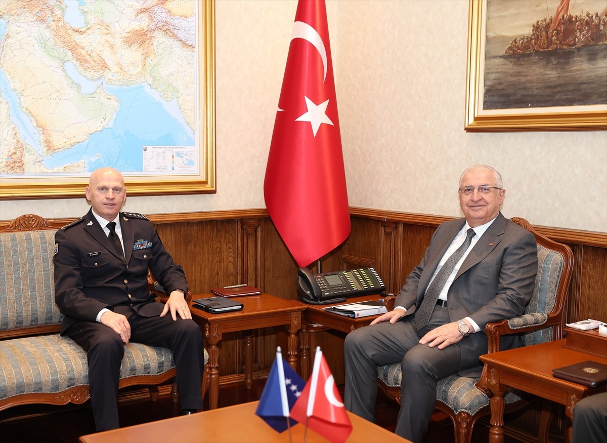 Milli Savunma Bakanı Yaşar Güler (sağ 3), Genelkurmay Başkanı Orgeneral Metin Gürak'ın (sağ 2)...