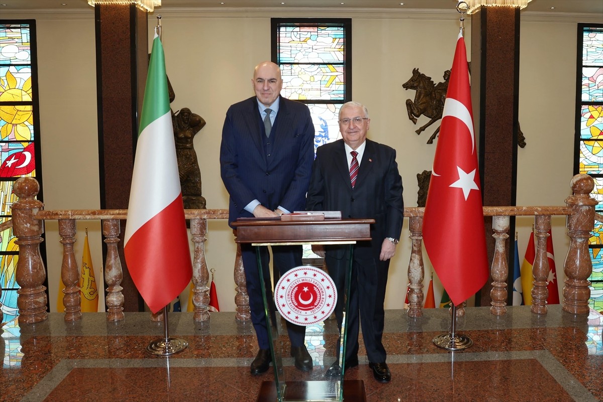 Milli Savunma Bakanı Yaşar Güler (sağ 3), İtalya Savunma Bakanı Guido Crosetto (sol 3) ile...