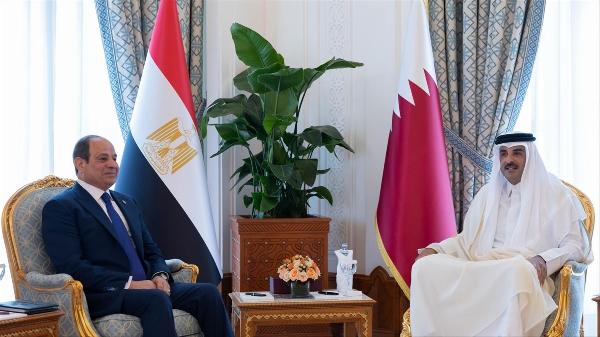 Mısır Cumhurbaşkanı Abdulfettah es-Sisi (sol 2), resmi temaslarda bulunmak üzere geldiği Katar'ın...