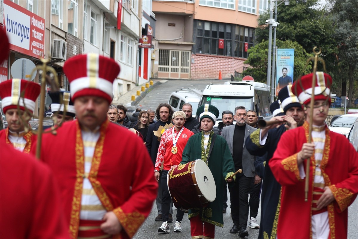 Moldova'da 13-21 Nisan tarihlerinde düzenlenen Avrupa Halter Şampiyonası'nda 73 kiloda koparmada...