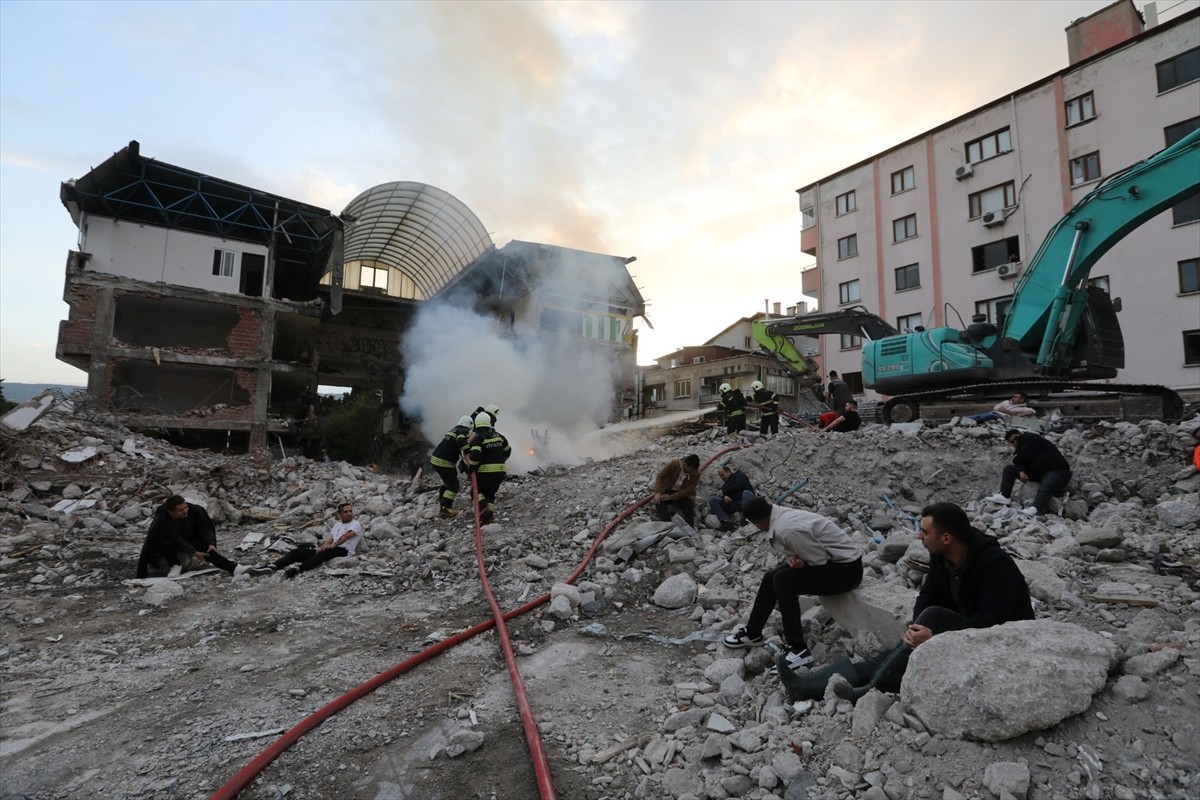 Muğla'da yıkım çalışmaları devam eden Orgeneral Mustafa Muğlalı İş Hanı'nın enkazında 19 araç ve...