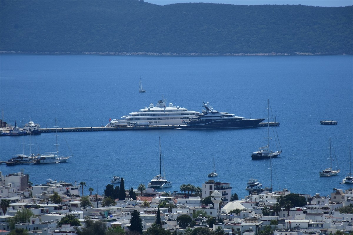 Muğla'nın Bodrum ilçesinde, Bermuda bayraklı 123 metrelik "Golden Odyssey" (solda) ile İspanya'dan...