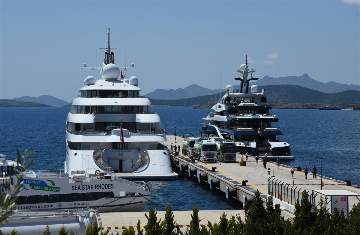Muğla'nın Bodrum ilçesinde, Bermuda bayraklı 123 metrelik "Golden Odyssey" (solda) ile İspanya'dan...