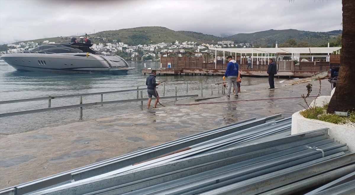 Muğla'nın Bodrum ilçesinde, deniz cephesine izinsiz olarak ahşap platform ve iskele yaptığı tespit...