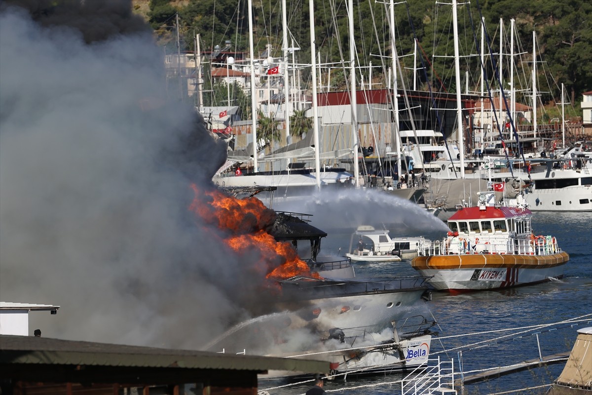 Muğla'nın Fethiye ilçesinde yanan 3 tekneye, karadan ve denizden müdahale ediliyor.