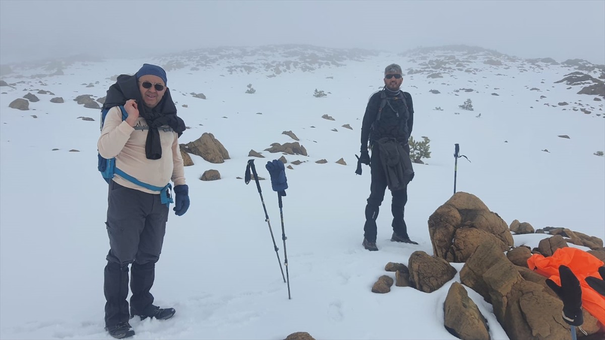  Muğla'nın Köyceğiz ilçesinde yüksek kesimlerde kar yağışı etkili oldu. Köyceğiz'deki Sandras Dağı...