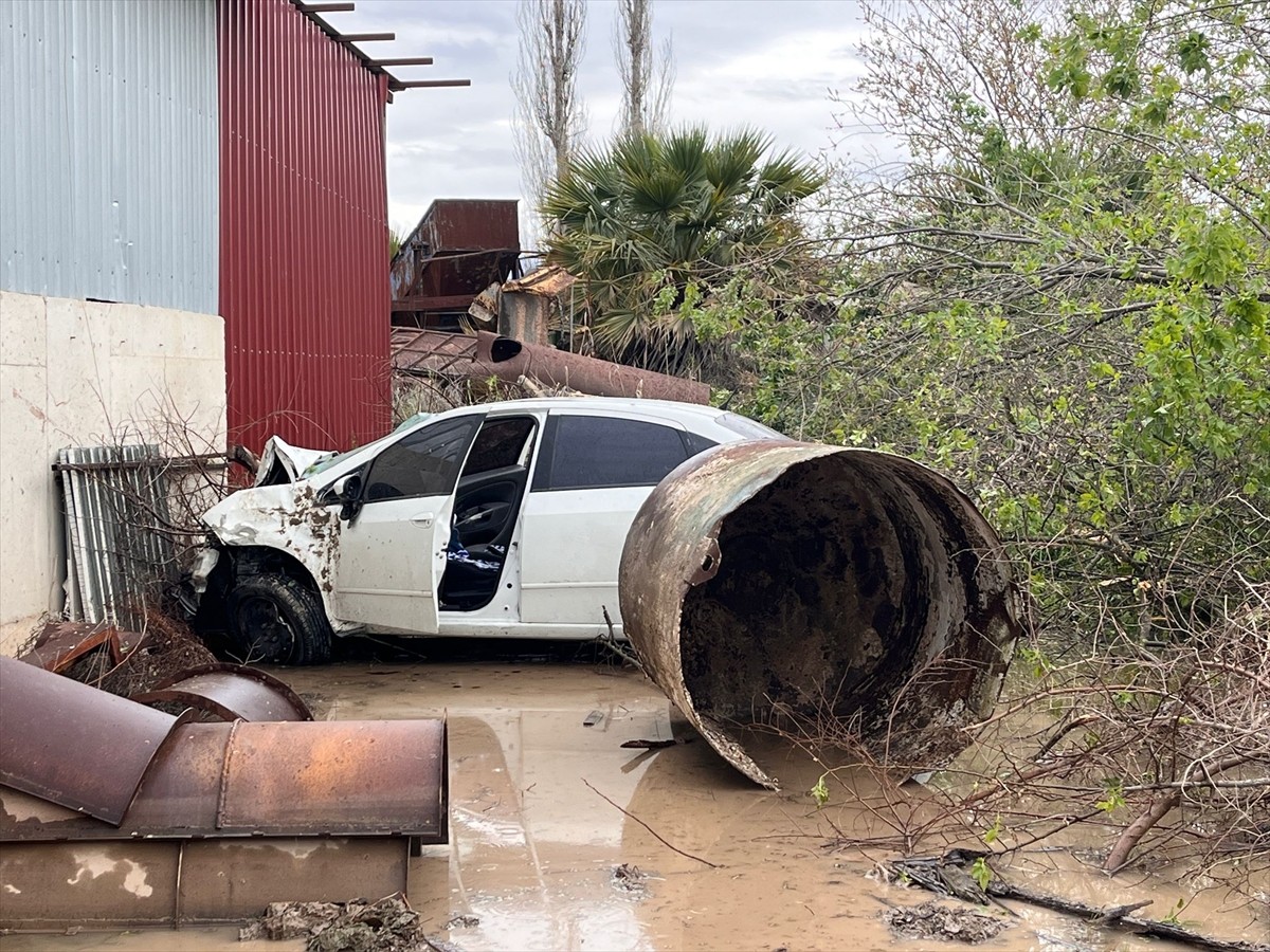 Muğla'nın Milas ilçesinde, beton şantiyesinin bahçesine girerek binaya çarpan otomobilin sürücüsü...