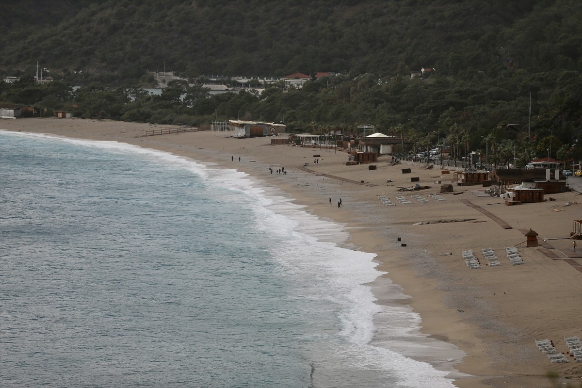 Muğla ve ilçelerinde gök gürültülü sağanak ve fırtınamsı rüzgar nedeniyle günlük yaşam olumsuz...