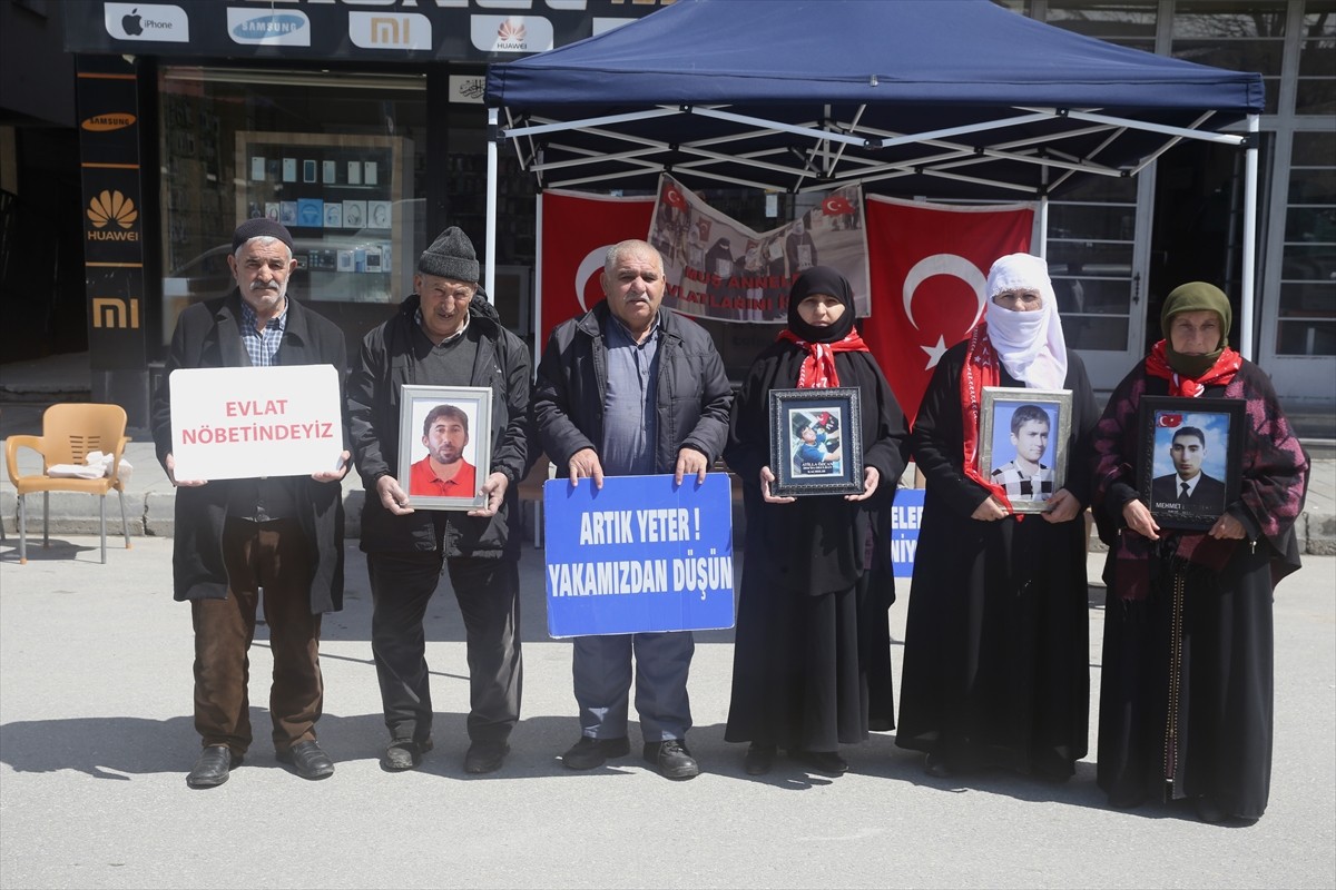 Muş'ta çocukları terör örgütü PKK tarafından kaçırılan aileler, DEM Parti İl Başkanlığı binası...