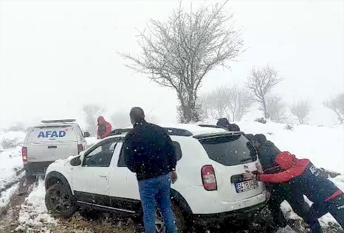 Muş'ta kamp yapmak için gittikleri yerde araçları çamura saplanan 4 doğasever, ekiplerce...