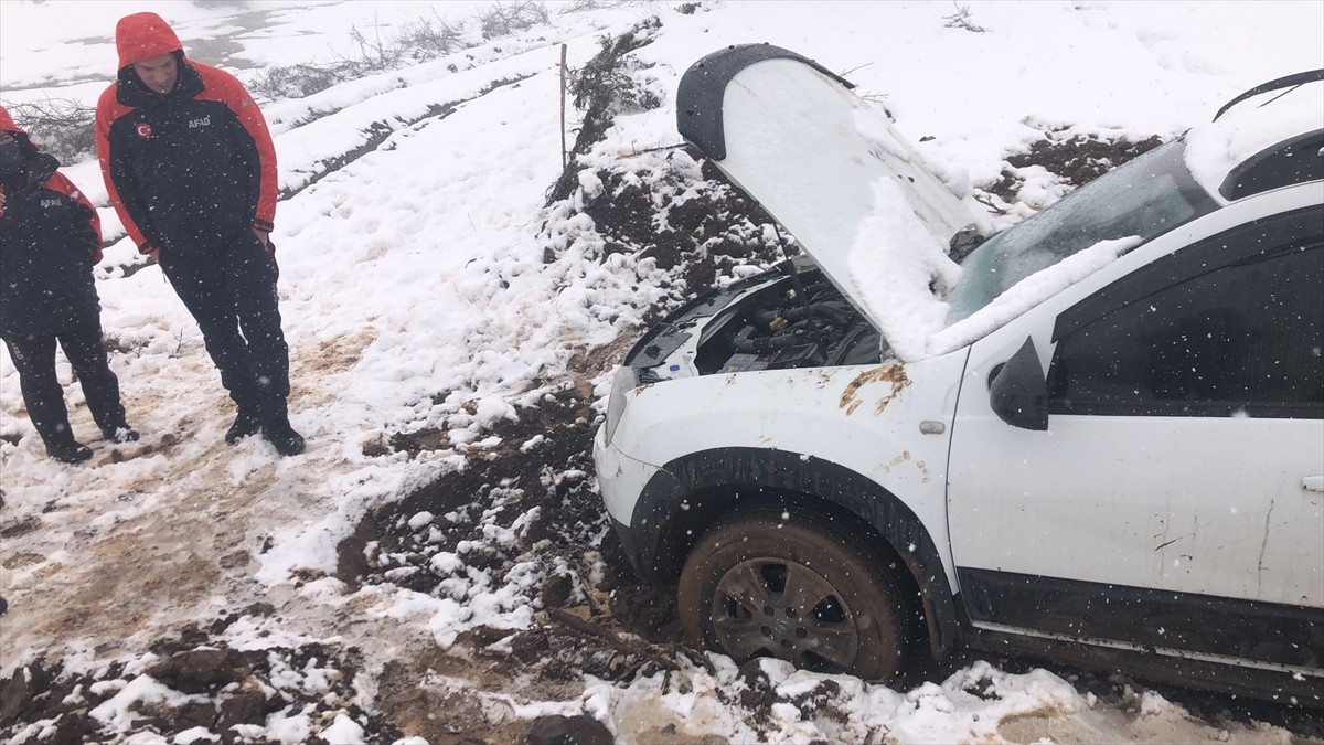 Muş'ta kamp yapmak için gittikleri yerde araçları çamura saplanan 4 doğasever, ekiplerce...