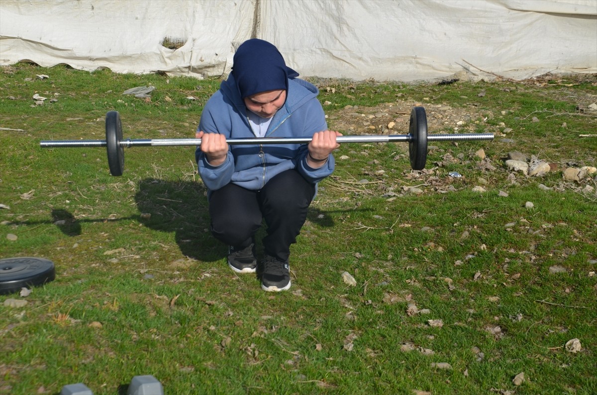 Muş'ta öğretmenlerinin yönlendirmesiyle bilek güreşine başlayan Zeliha Güven, hedef olarak...