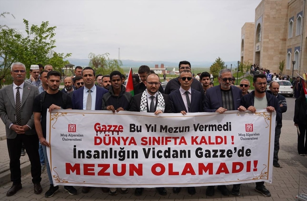 Muş Alparslan Üniversitesi öğrencileri, düzenledikleri yürüyüşle İsrail'in Gazze'ye yönelik...