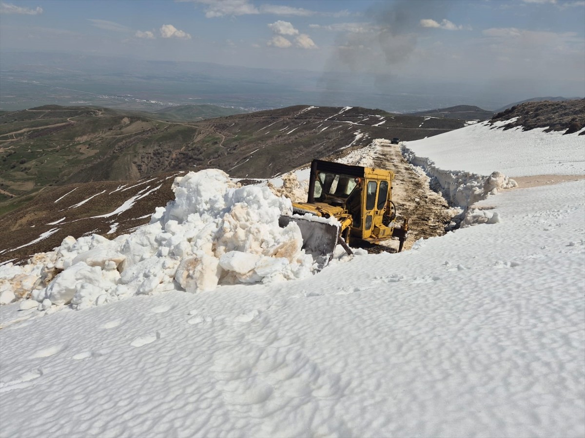 Muş İl Özel İdaresi ekipleri, köy, mezra ve yayla yollarında karla mücadele çalışmalarını...