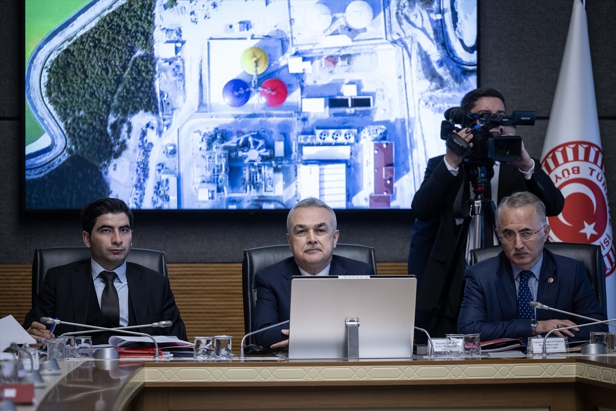 Mustafa Savaş (fotoğrafta) başkanlığında toplanan TBMM Kamu İktisadi Teşebbüsleri Komisyonunda...