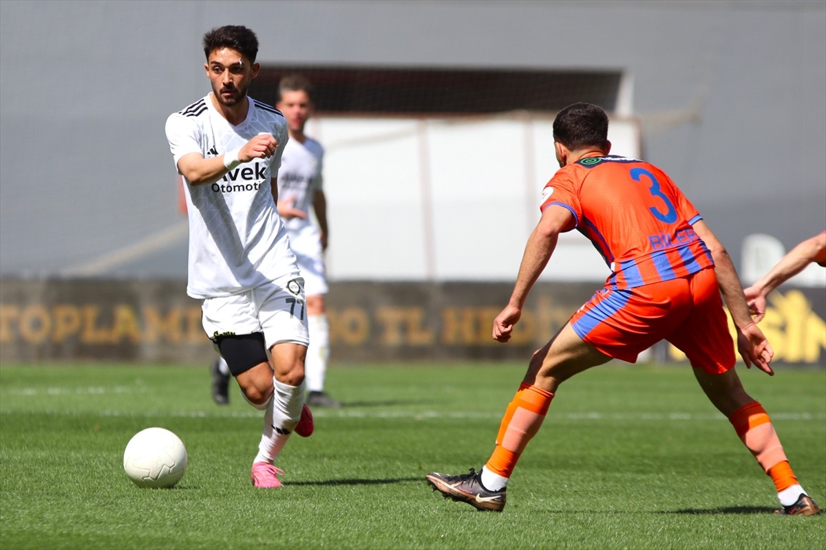 Nesine 2. Lig Beyaz Grup'ta 24. haftadan ertelenen müsabakada Altay, Alsancak Mustafa Denizli...