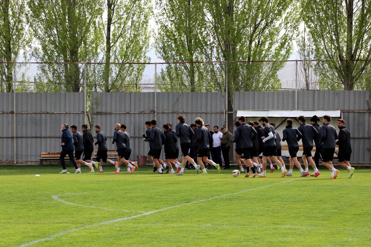 Nesine 2. Lig Kırmızı Grup'ta mücadele eden Çimentaş Elazığspor, 1. Lig hedefiyle son 2 maçına...