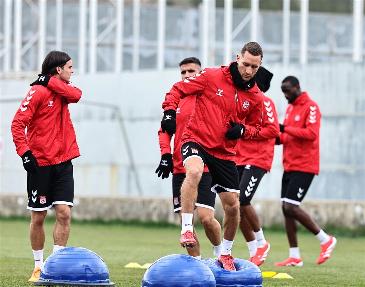 Net Global Sivasspor, Trendyol Süper Lig'in 32. haftasında deplasmanda Kasımpaşa ile oynayacağı...