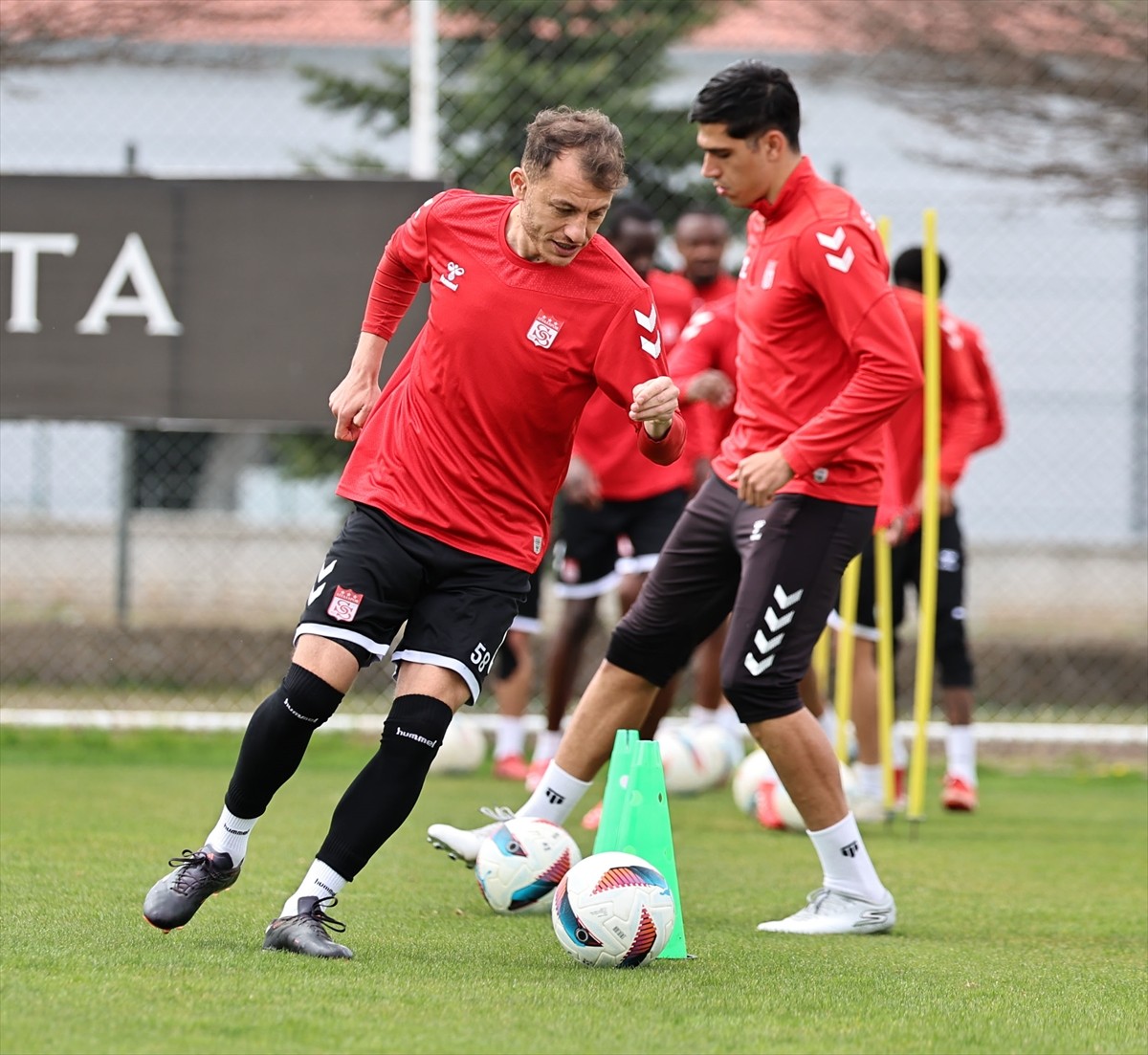Net Global Sivasspor, Trendyol Süper Lig'in 34. haftasında deplasmanda Galatasaray ile oynayacağı...