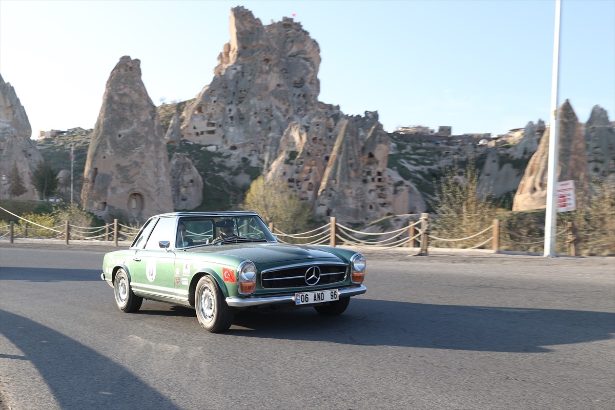 Nevşehir'de gerçekleştirilen "Kapadokya Rallisi"ne klasik araçlarıyla katılan sürücüler, etap...